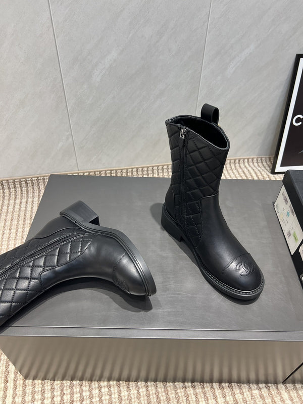 CC 25S Round-Toe Zippered Ankle Boots in Black Cowhide and Embroidered Latticework 442503