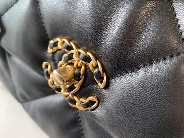 19 FLAP BAG 30 BLACK LAMBSKIN GOLD HARDWARE