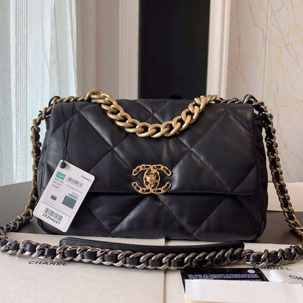 19 FLAP BAG 30 BLACK LAMBSKIN GOLD HARDWARE