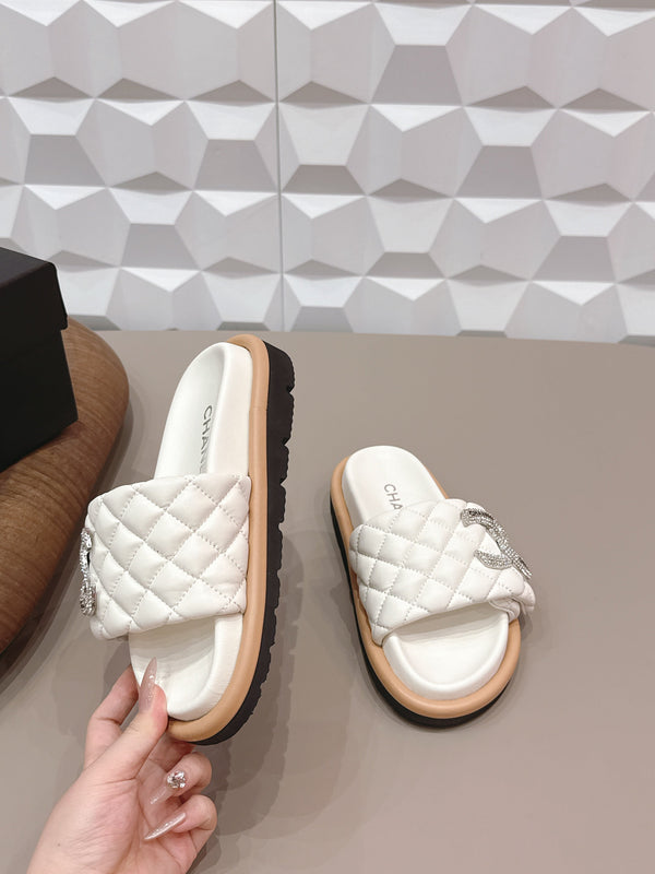 CC 26s Sandals Double C Buckle White Quilted Leather 613270