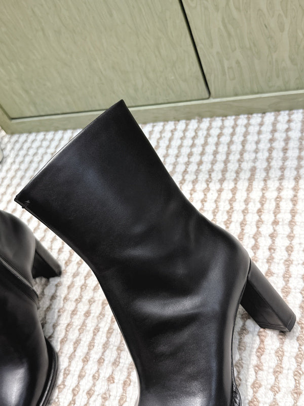 The Row 2025 Chunky Heel Round Toe Ankle Boot Black Leather 572087