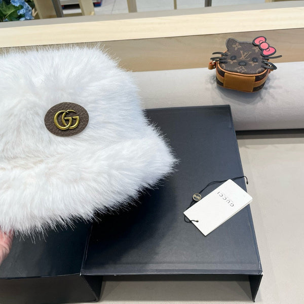 BUCKET HAT IN WHITE FOX FUR 404750