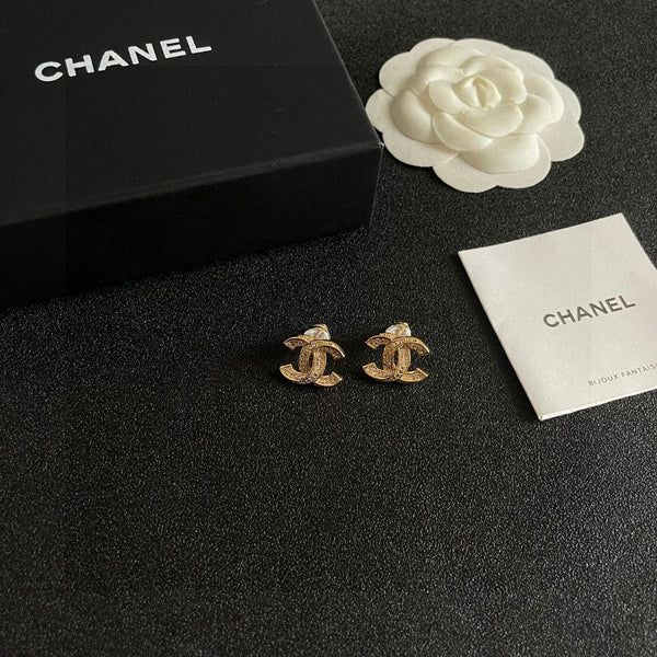 DOUBLE C STUD EARRINGS IN GOLD METAL FULLY DIAMOND