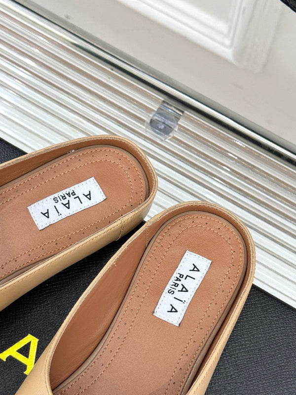 Alaia Slipper With Gold Hardware Light Apricot Calfskin 293198