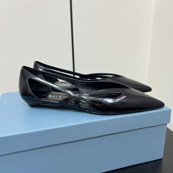 BRUSHED CUT-OUT BALLERINA FLAT IN BLACK CALFSKIN