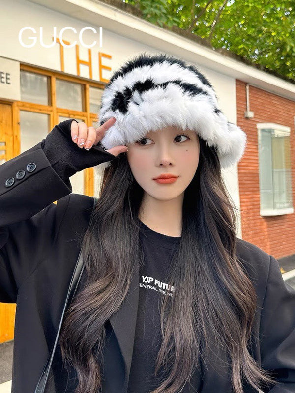 BUCKET HAT IN BLACK MIX WHITE RABBIT FUR 404640