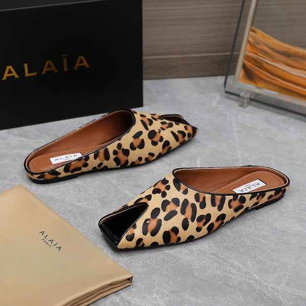ALAIA FLAT MULE IN LEOPARD LAMBSKIN